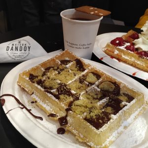 wafel belgia dengan topping kacang pistacio dan coklat