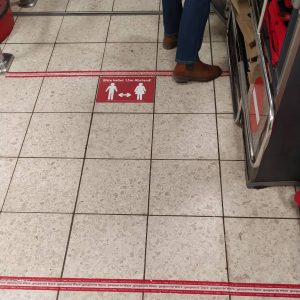 tanda dipasang di depan kasir sejauh 1,5 meter untuk menjaga jarak