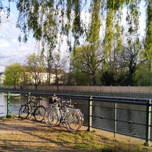 menikmati matahari di pinggir Sungai Spree