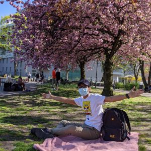 duduk-duduk di taman menikmati sakura setelah aturan karantina dilonggarkan