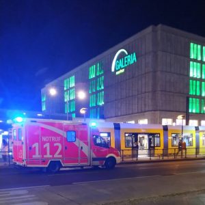 ambulans 112 menangani pasien di Halte Tram Memhardstraße
