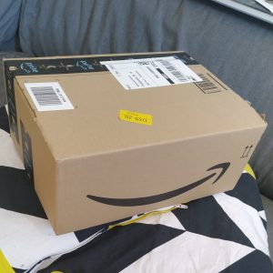 paket dari Amazon dengan logo senyuman khasnya