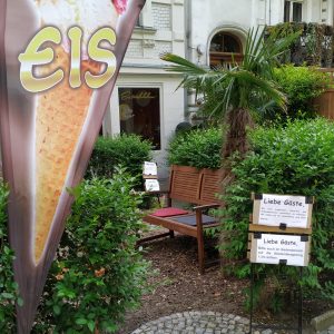 pengumuman toko es krim buka dan memperbolehkan pengunjung makan di tempat