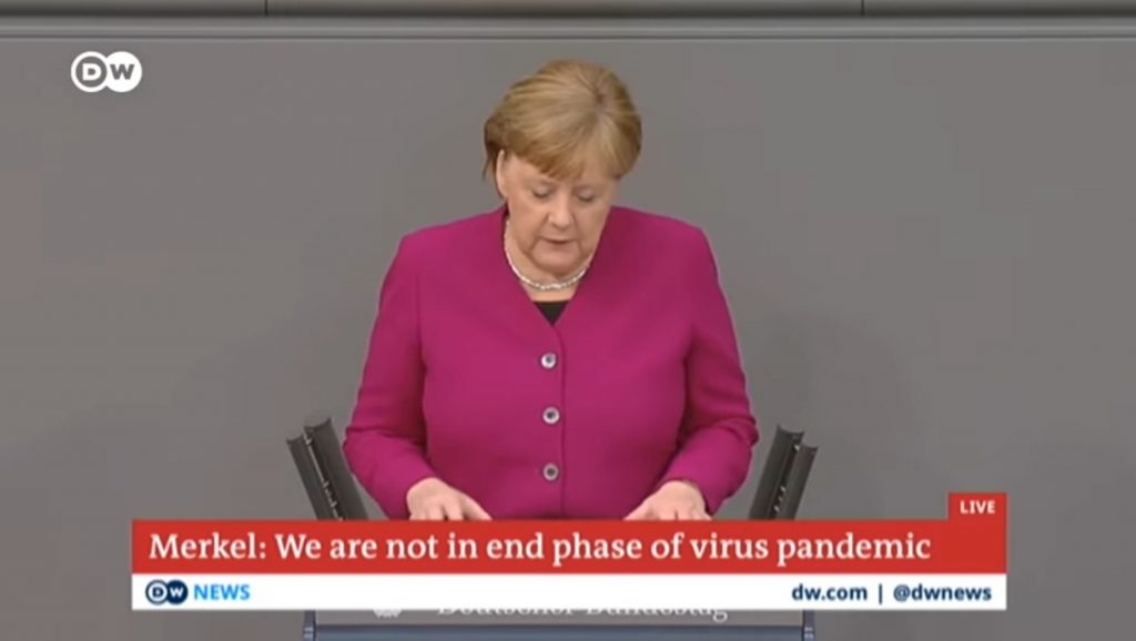 Kanselir Angela Merkel berpidato di Bundestag, foto diambil dari siaran DW di Youtube