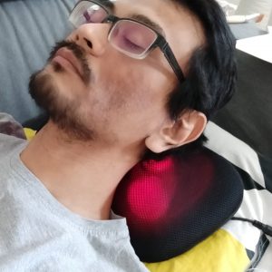 menggunakan MaxKare Neck Massager with Kneading and Heating