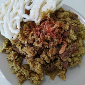 nasi kebuli dan kerupuk putih hidangan Idulfitri