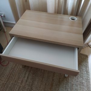 meja IKEA MICKE dengan laci yang terbuka