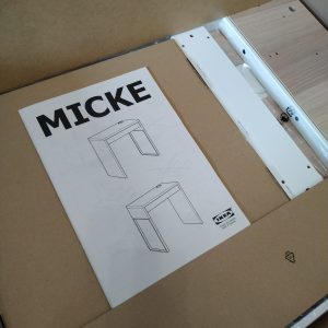 merakit meja MICKE