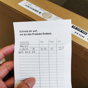 mencatat seri dan nomor rak gudang IKEA