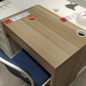meja MICKE di ruang pamer IKEA
