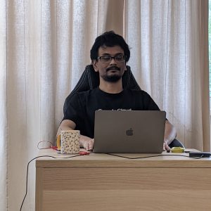 mencoba kursi Songmics dan meja kerja MICKE
