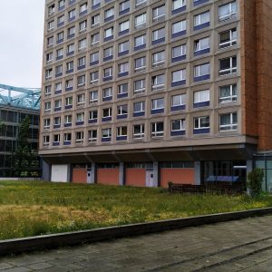 halaman teras klinik Artpraxis Alexanderplatz