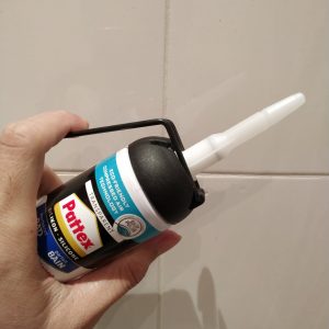 tuas ditekan untuk mengeluarkan silikon