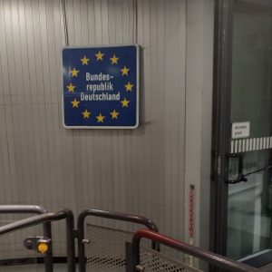 tanda peringatan memasuki wilayah Jerman