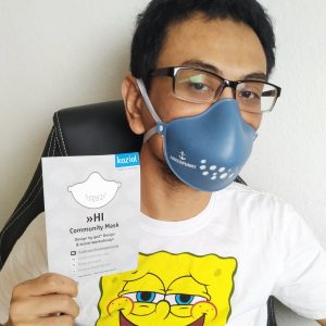 menggunakan masker Koziol Hi Community