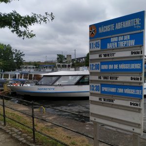papan jadwal keberangkatan di Treptow Hafen