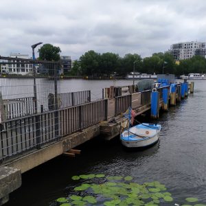 perahu tertambat di dermaga Treptow perahu tertambat di dermaga Treptow