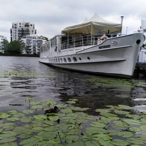 kapal yang bersandar di dermaga Treptow kapal yang bersandar di dermaga Treptow