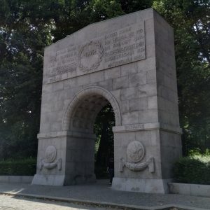 gerbang Monumen Soviet Treptower