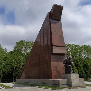 patung bendera Soviet dan tentara yang bertekuk lutut patung bendera Soviet dan tentara yang bertekuk lutut