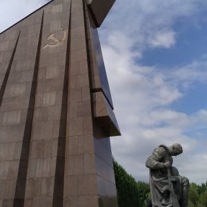 patung bendera Soviet dan tentara yang bertekuk lutut