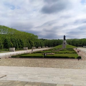 lapangan di tengah monumen lapangan di tengah monumen