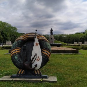 patung di petak rumput makam kolektif patung di petak rumput makam kolektif