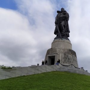 patung tentara Soviet menggendong anak kecil, jantung monumen