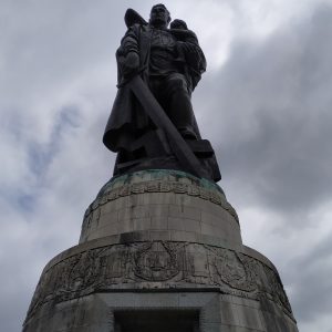 patung tentara Soviet menggendong anak kecil, jantung monumen patung tentara Soviet menggendong anak kecil, jantung monumen