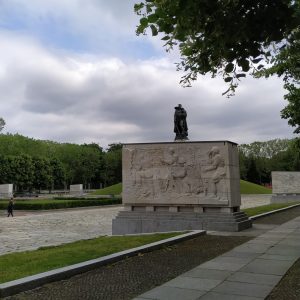 blok relief dan patung tentara Soviet di atas bukit blok relief dan patung tentara Soviet di atas bukit