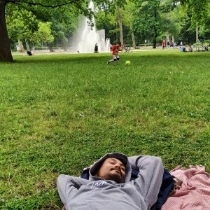 tiduran di Treptower Park