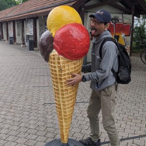 di depan patung penjual es krim di Treptow Hafen di depan patung penjual es krim di Treptow Hafen