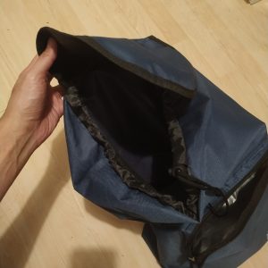 tas menggunakan model bukaan atas