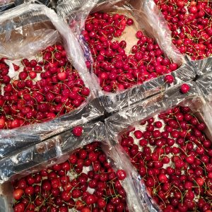 buah ceri dijual di supermarket Kaufland