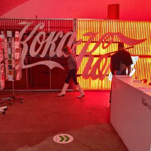 salah satu koleksi neon sedang dinyalakan di Buchstabenmuseum