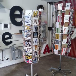 suvenir dan kartu pos yang dijual di Buchstabenmuseum