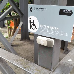 tombol dan informasi bantuan untuk pengguna kursi roda tombol dan informasi bantuan untuk pengguna kursi roda