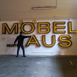 di depan huruf Möbelhaus Kern