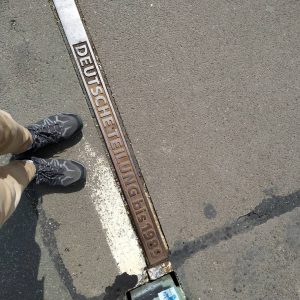 penanda penyatuan pada bagian tengah Jembatan Glienicker