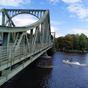 kapal melintas di bawah Jembatan Glienicker