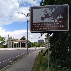 papan peringatan penyatuan Jerman di Jembatan Glienicker