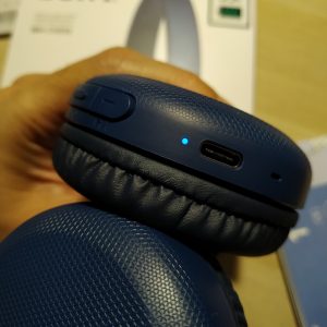 LED, colokan USB-C, dan lubang microphone di Sony WH-CH510