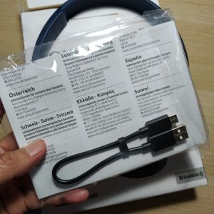 buku panduan dan kabel USB-C