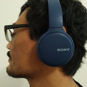 daun telinga sebagian masih terlihat saat menggunakan headphone Sony WH-CH510