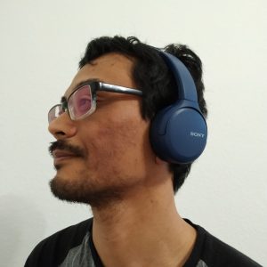 menggunakan headphone Sony WH-CH510
