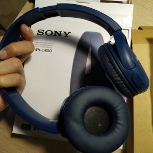 headphone Sony WH-CH510 terbuat dari plastik