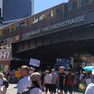 bertemu rombongan demonstran di Stasiun Friedrichstraße