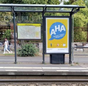 iklan layanan masyarakat tentang protokol kesehatan di Berlin, tentang menjaga jarak, mencuci tangan, dan mengenakan masker
