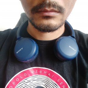speaker headphone Sony WH-CH510 terlipat dikalungkan