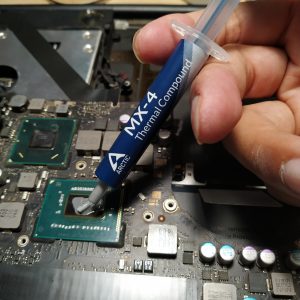 mengoleskan thermal paste Arctic MX-4